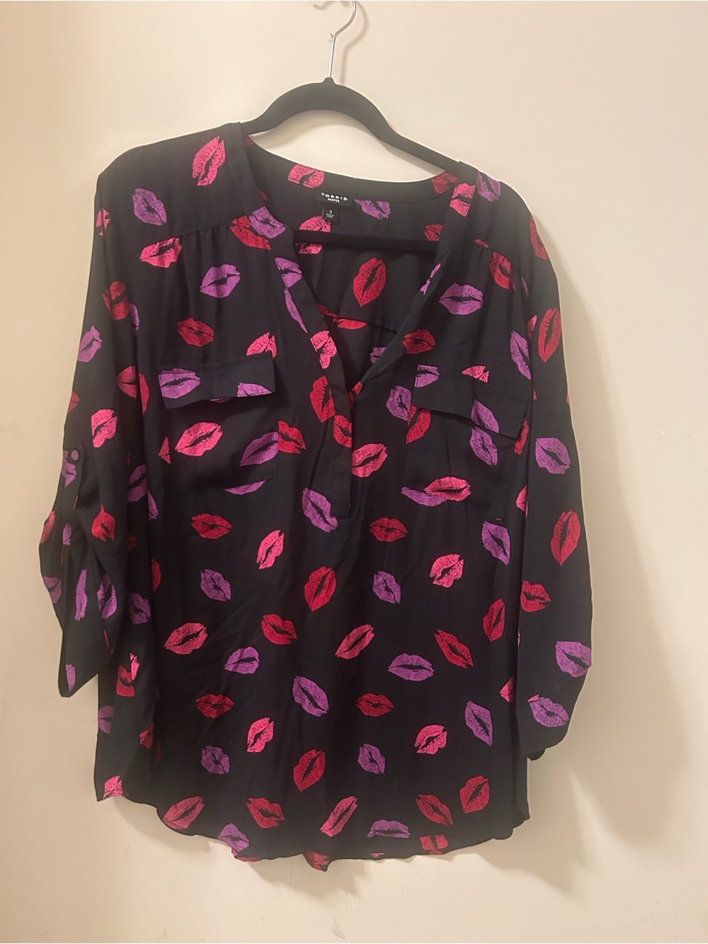 Torrid-Harper Red and Pink Lips V-Neck 3/4 sleeve Blouse. Size. 3
